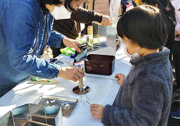 ▲ 추억의 놀이를 체험 중인 어른과 아이들.