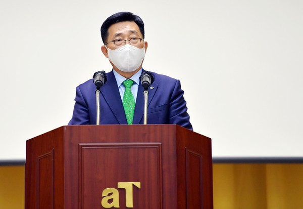 ▲ 창립 54주년 기념식에서 인사말 중인 김춘진 사장.