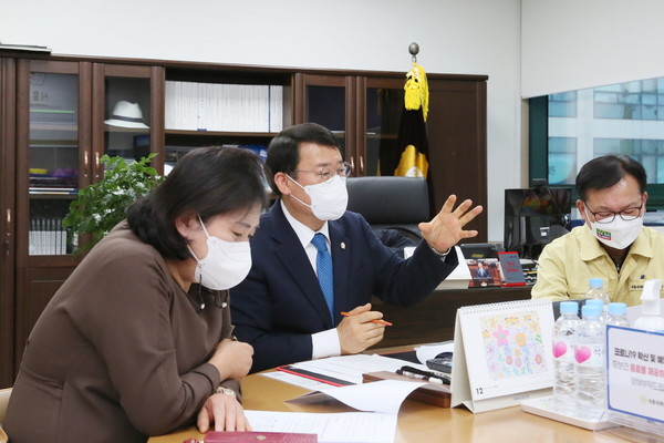 ▲ 한국전력공사 경인건설본부 관계자와 면담 가지는 박춘호 의장.