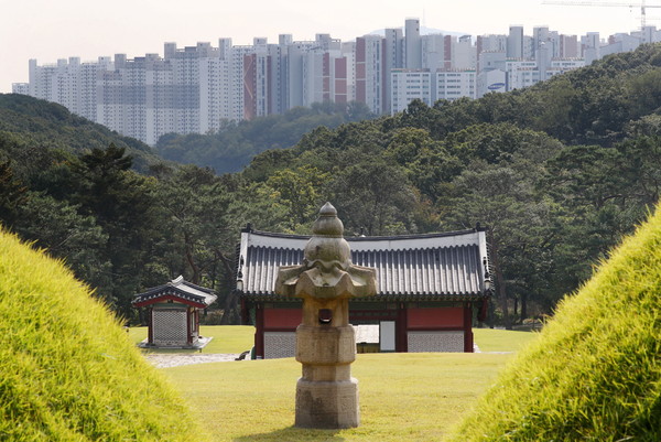 ▲ 김포 장릉 시야 막는 인천 검단신도시 아파트. /뉴시스