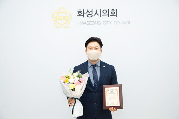 ▲ 수상 기념사진 촬영하는 최청환 의원.