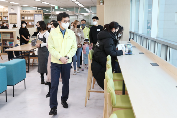 ▲ 주민들과 함께 내부를 라운딩하는 정원오 성동구청장.