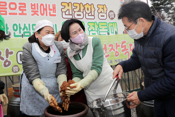 ▲ 지역주민과 전통 장 나누기에 참여한 김수영 양천구청장.