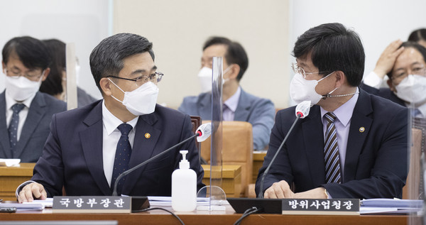 ▲ 대화 나누는 서욱 국방부 장관-강은호 방위사업청장. /뉴시스