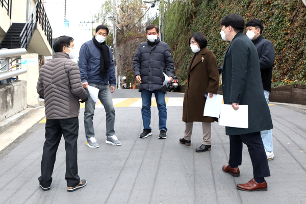 ▲ (좌측 두 번째부터)길기영, 윤판오, 이화묵, 이승용 의원이 열선이 설치된 도로 현장을 살펴보고 있다.