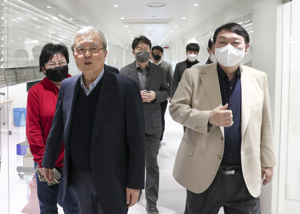 ▲ 윤석열 국민의힘 후보와 김종인 총괄선대위원장이 5일 여의도 당사에서 김 위원장 집무실을 함께 둘러본 후 회의실로 이동하고 있다. /뉴시스
