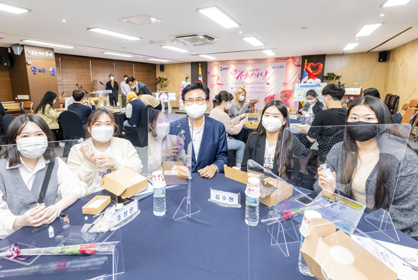 ▲ 지난 5월 성년의 날 기념 행사에서 성년이 되는 청소년들과 함께한 박성수 구청장.