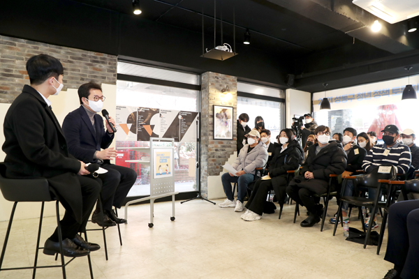 ▲ 청년들과 이야기를 나누는 정원오 성동구청장.