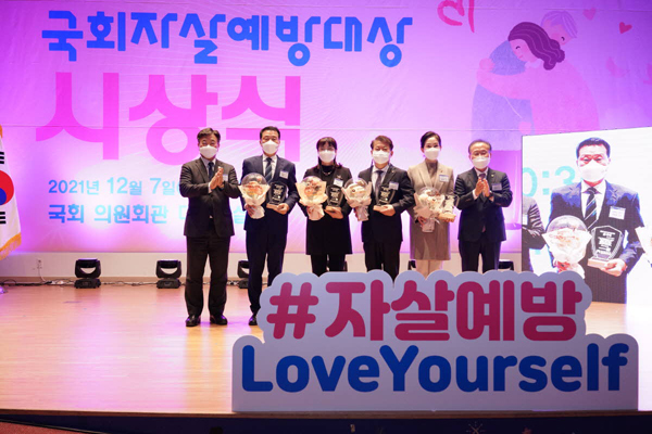 ▲ 이승로 성북구청장 (왼쪽 두 번째) 및 수상 단체 관계자 등이 기념촬영을 하고 있다.