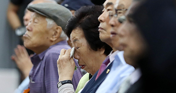 ▲ 제38회 이산가족의 날 기념식서 이산가족 어르신이 눈물을 닦고 있다. /뉴시스