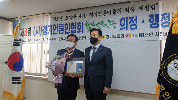 ▲ 수상 기념사진 촬영하는 허 원 의원.