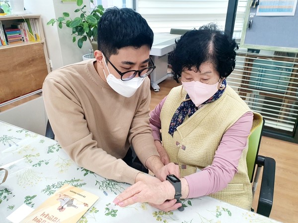 서구치매안심센터, 치매 어르신 대상 GPS 배회감지기 지원