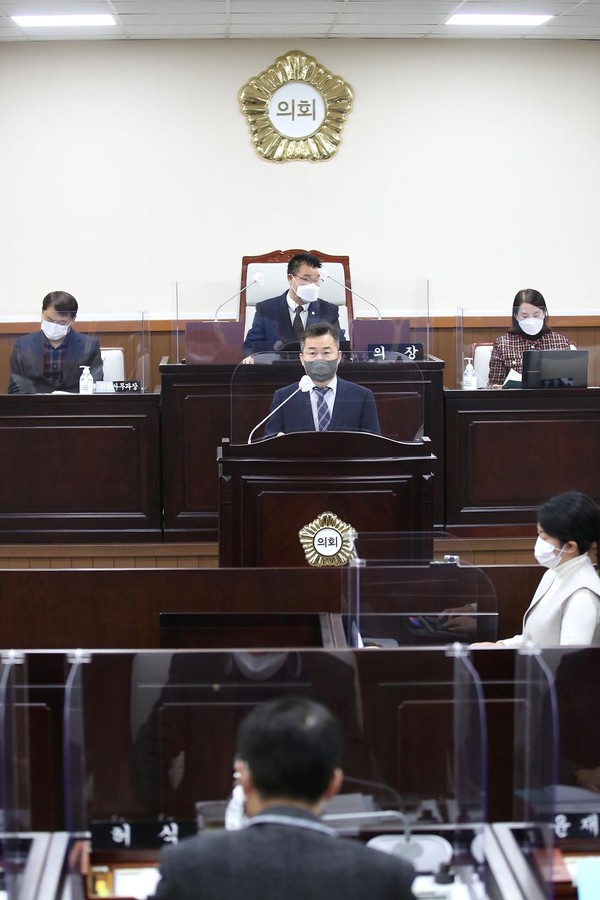 9일 동구의회에서 열린 '제254회 동구의회 제2차 정례회'에서 시정연설 중인 허인환 구청장