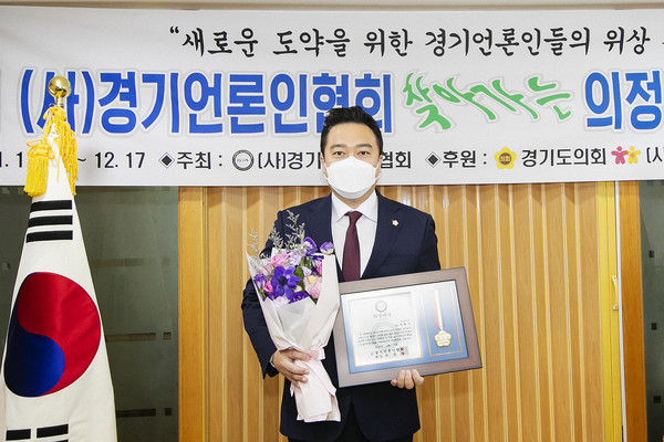 ▲ 화성시의회 구혁모 의원 제3회 (사)경기언론인협회 의정대상 수상 모습.