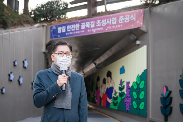 ▲ 경관 개선 준공식에 참석한 이정훈 강동구청장.