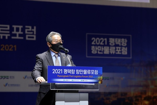 ▲ ‘2021 평택항 항만물류포럼’ 축사 전하는 오명근 의원.