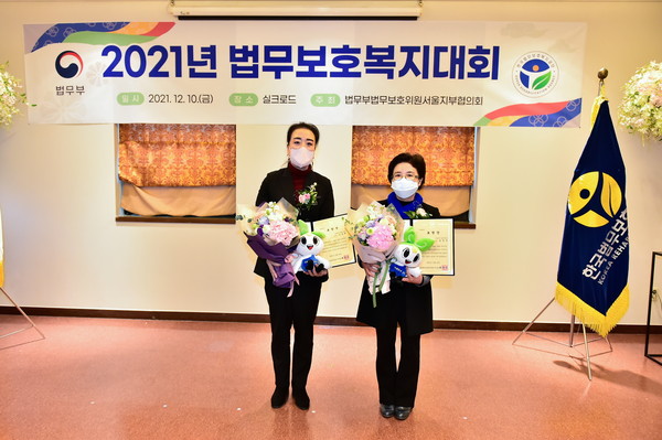 ▲ 한국법무보호복지공단으로부터 표창장 수여받은 나상희 부의장·임정옥 의원.