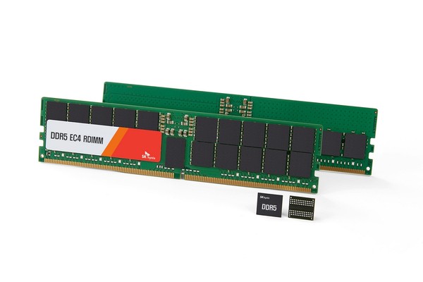 ▲ SK하이닉스가 업계 최초로 샘플 출하한 24Gb DDR5 D램과 96GB, 48GB D램 모듈.