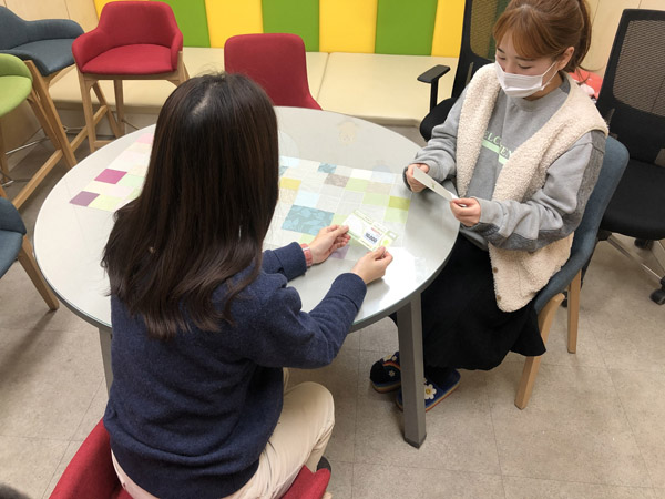 ▲ 아동복지시설 보호아동에게 1인당 1만원 상당의 취학아동 지원품을 제공하고 있다.