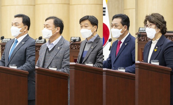 ▲ 안산시의회가 15일 제273회 제2차 정례회 제2차 본회의를 열어 시정질문을 실시했다. 사진 왼쪽부터 이날 시정질문을 진행한 이기환 박태순 김태희 김정택 나정숙 의원의 모습.