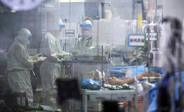 ▲ 코로나19 거점전담병원으로 지정된 경기도 오산시 한국병원 중환자실에서 의료진이 분주하게 움직이고 있다. /뉴시스