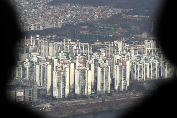 ▲ 서울 송파구 롯데월드타워 서울스카이에서 아파트 단지가 내려다보이고 있다. /뉴시스