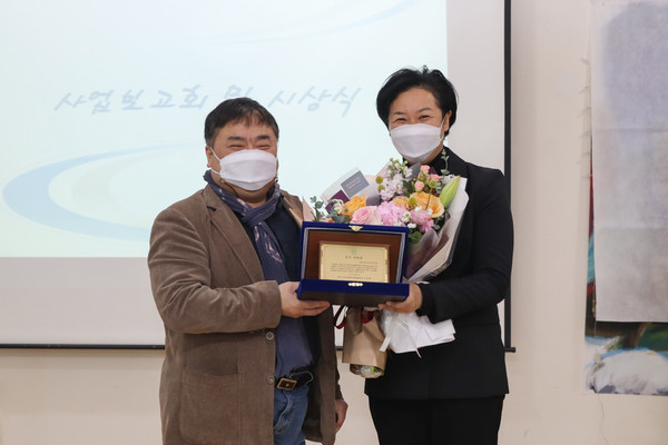 ▲ 성동구의회 이민옥 의원 ‘장애인 정책상’ 수상 기념사진.