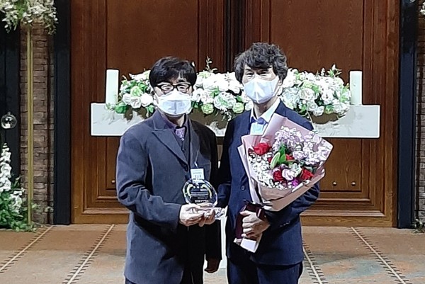 ▲ ‘제8회 화성시 예술인의 날 감사패’ 수상 모습.