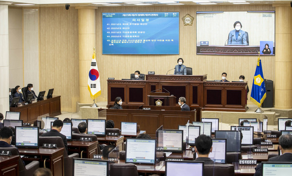 ▲ 제273회 안산시의회 제2차 정례회가 16일 제3차 본회의를 끝으로 폐회했다. 사진은 이날 본회의 중 한 장면.