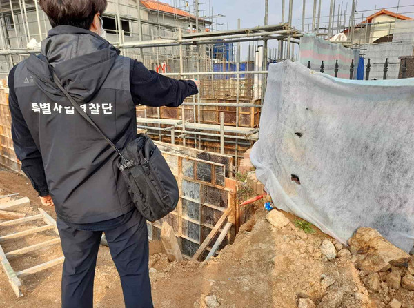 ▲ 미세먼지 불법 배출사업장 단속 모습.