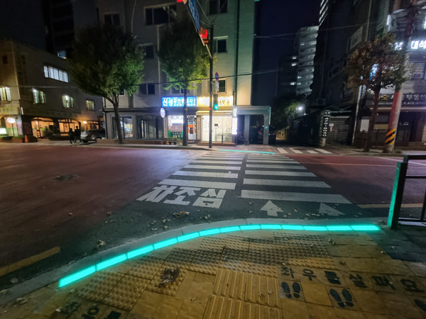 ▲ 바닥신호등.