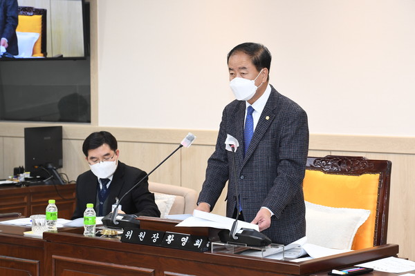▲ 황영희 예산특별위원회 위원장이 20일 오후, 시의회 예산특별위원회실에서 2022년도 예산안을 심사하고 있다.