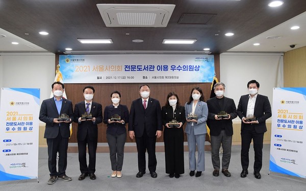 ▲ ‘이룸’ 개관식에서 유덕열 동대문구청장(왼쪽 4번째)이 테이프 커팅식을 하고 있다.