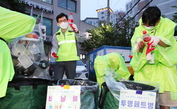 ▲ 지난 6월 정원오 성동구청장이 푸르미 재활용정거장에서 선별작업을 하고 있다.