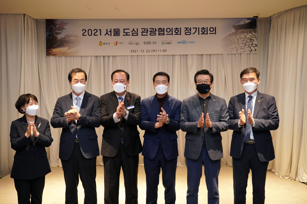 ▲ 이승로 성북구청장(네번째)과 도심6구 단체장이 기념사진을 찍고 있다.