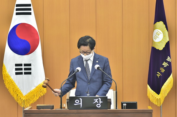 ▲ 제2차 정례회 폐회를 선언하는 서병완 의장.