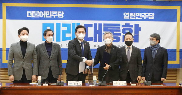 ▲ 왼쪽부터 더불어민주당 협상대표 강훈식, 우상호, 송영길 대표, 열린민주당 최강욱 대표, 협상대표 정봉주, 김의겸. /뉴시스