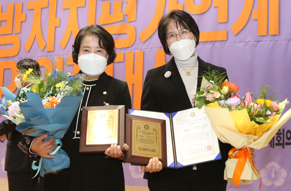 ▲ 수상 기념사진 촬영하는 안향자 의원과 윤정자 의원.