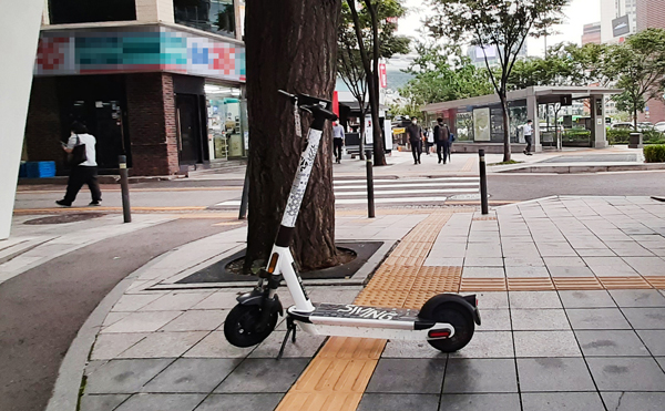 ▲ 점자블록 위 불법 주·정차 된 전동킥보드.
