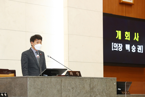 ▲ 금천구의회 백승권 의장이 30일 열린 제233회 임시회에서 개회사를 하고 있다.