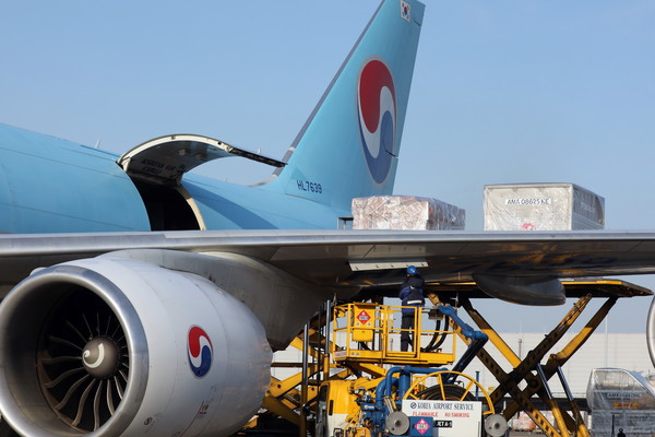 ▲ 임인년(壬寅年) 새해 첫 날인 1일 오전 인천공항 대한항공 화물터미널에서 근무자들이 수출 화물을 싣고 있다. /뉴시스
