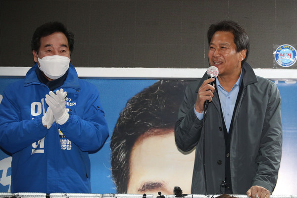 ▲ 지난 2020년, 임종석 전 청와대 비서실장이 14일 서울 종로구 동묘앞역 인근에서 열린 제21대 국회의원선거 서울 종로에 출마하는 더불어민주당 이낙연 후보의 유세에 참석해 지지발언을 하고 있다. /뉴시스