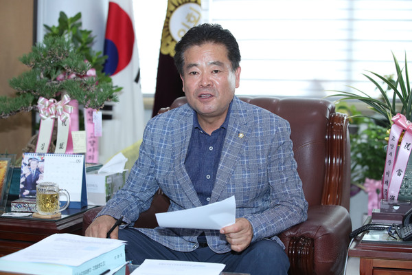 ▲ 이길용 고양시의회 의장.