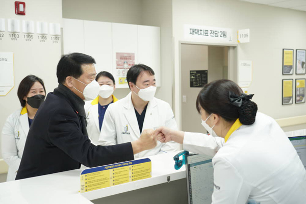 ▲ 이승로 구청장이 재택치료 관리 협력기관인 서울척병원에서 의료진들과 인사를 나누고 있다.