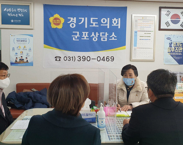 ▲ 정윤경 의원 2022년도 인공지능(AI)교육 선도학교 운영 계획 논의 모습.