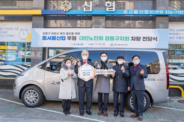 ▲ 전달식 기념촬영하는 이정훈 구청장(가운데).
