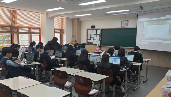 ▲ 서울 중대부속중학교에서 자동기사 작성로봇을 주제로 미래교육에 박차를 가하고 있다.