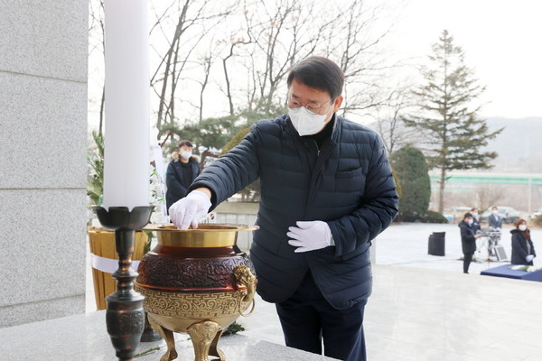 ▲ 현충탑 참배 모습.