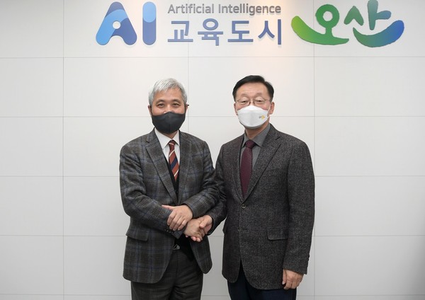 ▲ 곽상욱 경기도시장군수협의회장과 김덕섭 경기도남부자치경찰위원장.