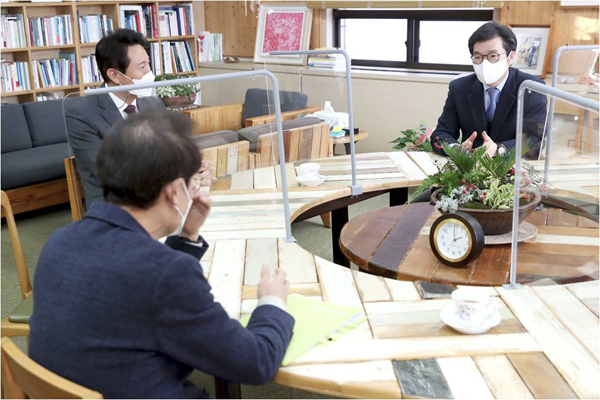 ▲ 지난 달 8일 정원오 서울시구청장협의회 복지TF 단장이 서울시장, 서울시 교육감과 입학준비금에 대해 심도있는 대화를 나누고 있다.